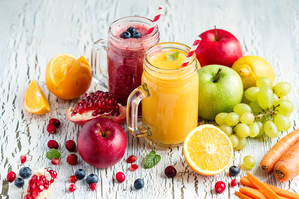 Dvě sklenice smoothie s čerstvým ovocem a zeleninou